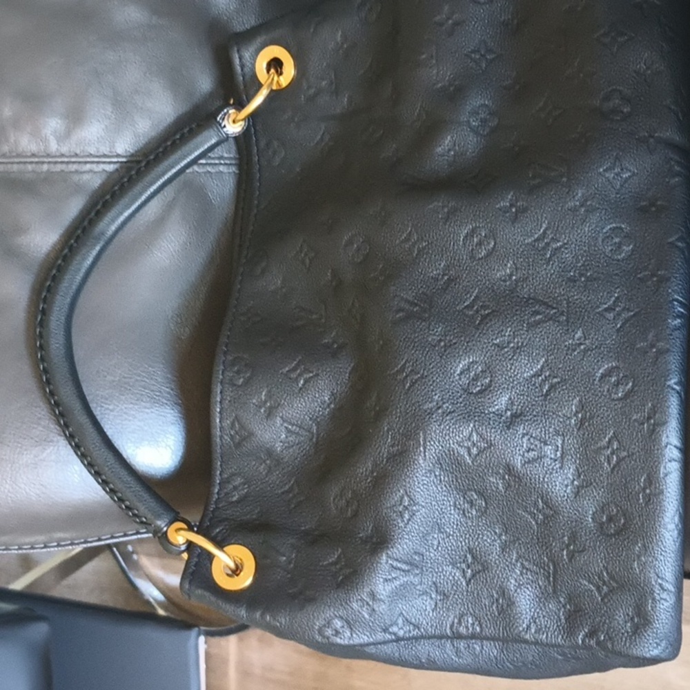 Louis Vuitton Monogram Artsy MM Shoulder Bag